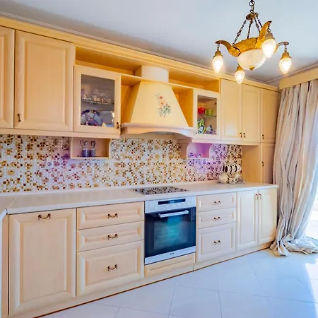 Luxury And Comfort Apartment